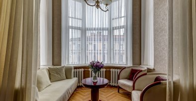 Deluxe room with a bay window
