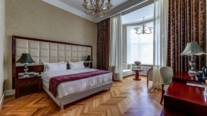 Deluxe room with a bay window